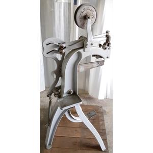 段ボールアームステッチャー(製函用 アームステッチャー) 電源不要 足踏み操作 N.S.T社製