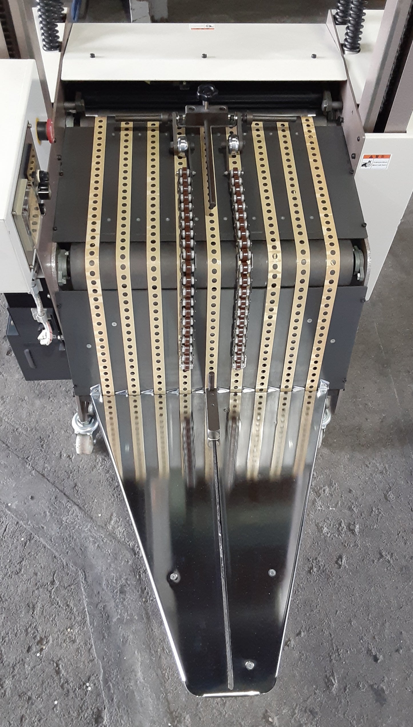 正栄製 新立型プレススタッカー(正栄折り機用オプション機) shoei1-newpressstacer-6001