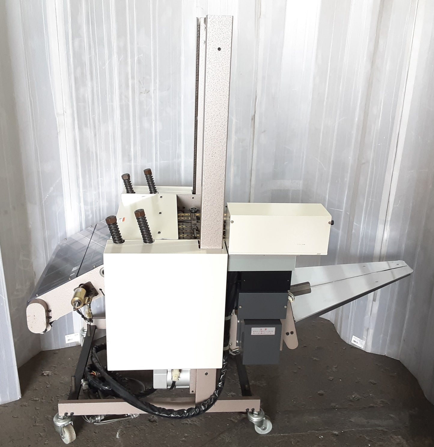正栄製 新立型プレススタッカー(正栄折り機用オプション機) shoei1-newpressstacer-6001