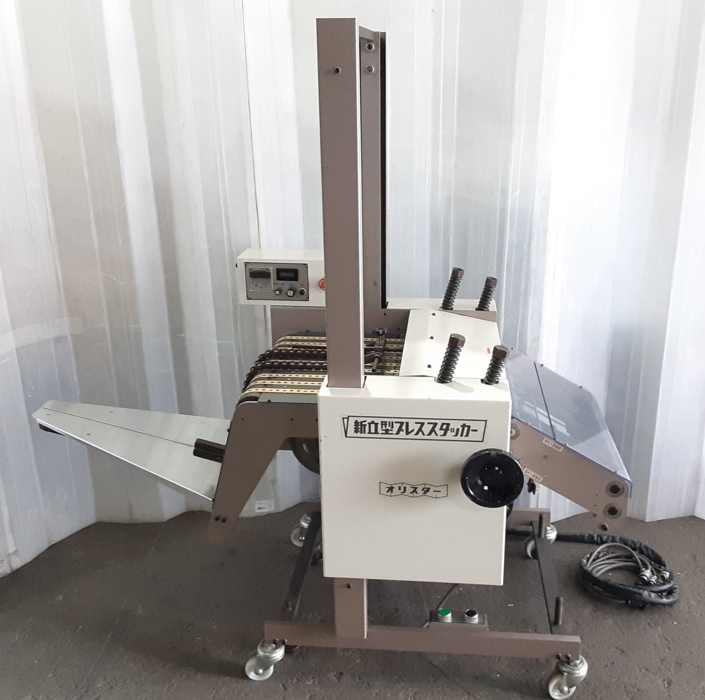 正栄製 新立型プレススタッカー(正栄折り機用オプション機) shoei1-newpressstacer-6001
