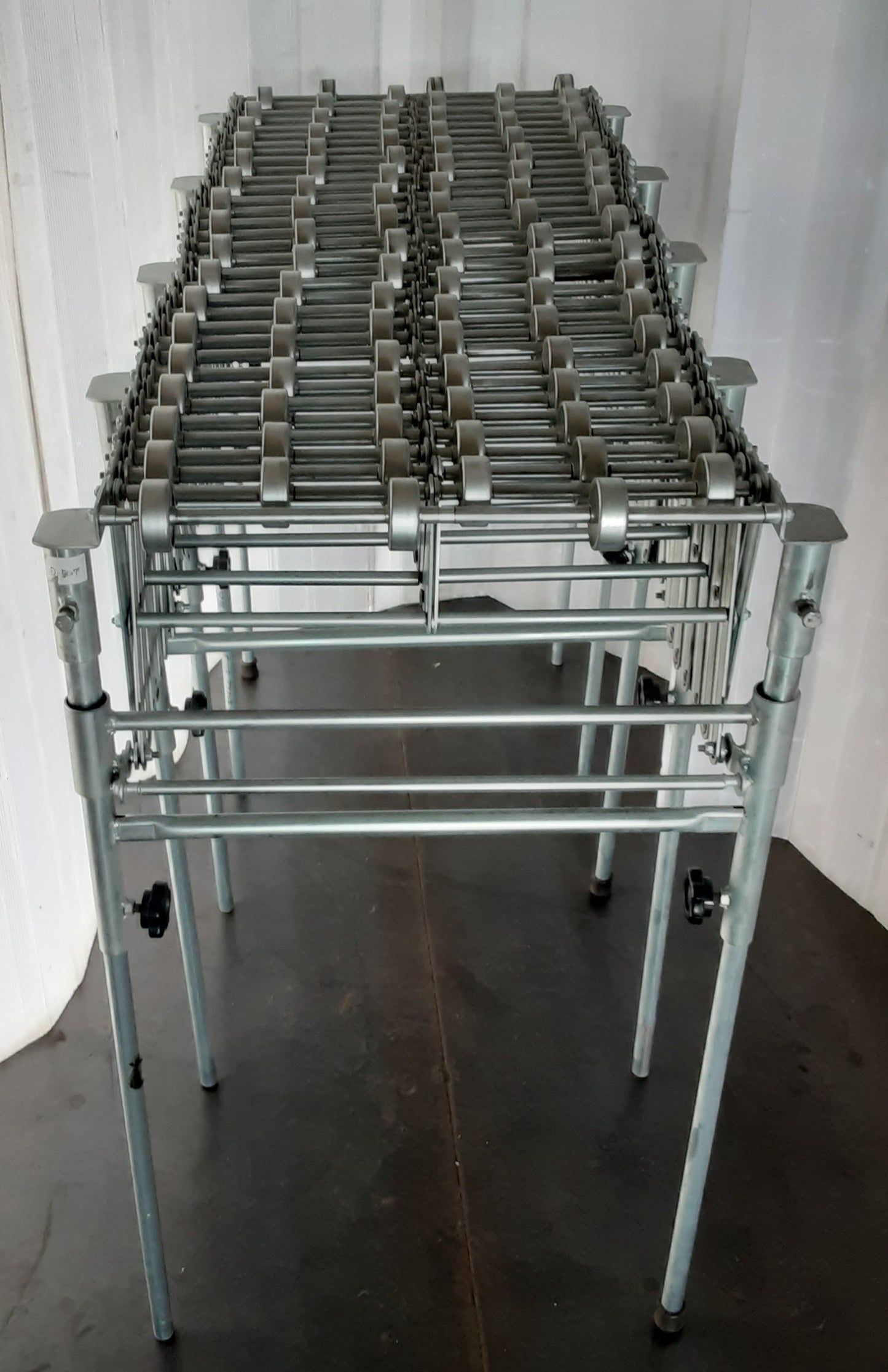 4スパン アコーディオン式 伸縮ローラコンベヤ 幅560×長さ最長3900×高さ最高920mm ※脚先ゴムに欠損あり 00-unknown-rollerconveyor560mm3900mm920mm-6048