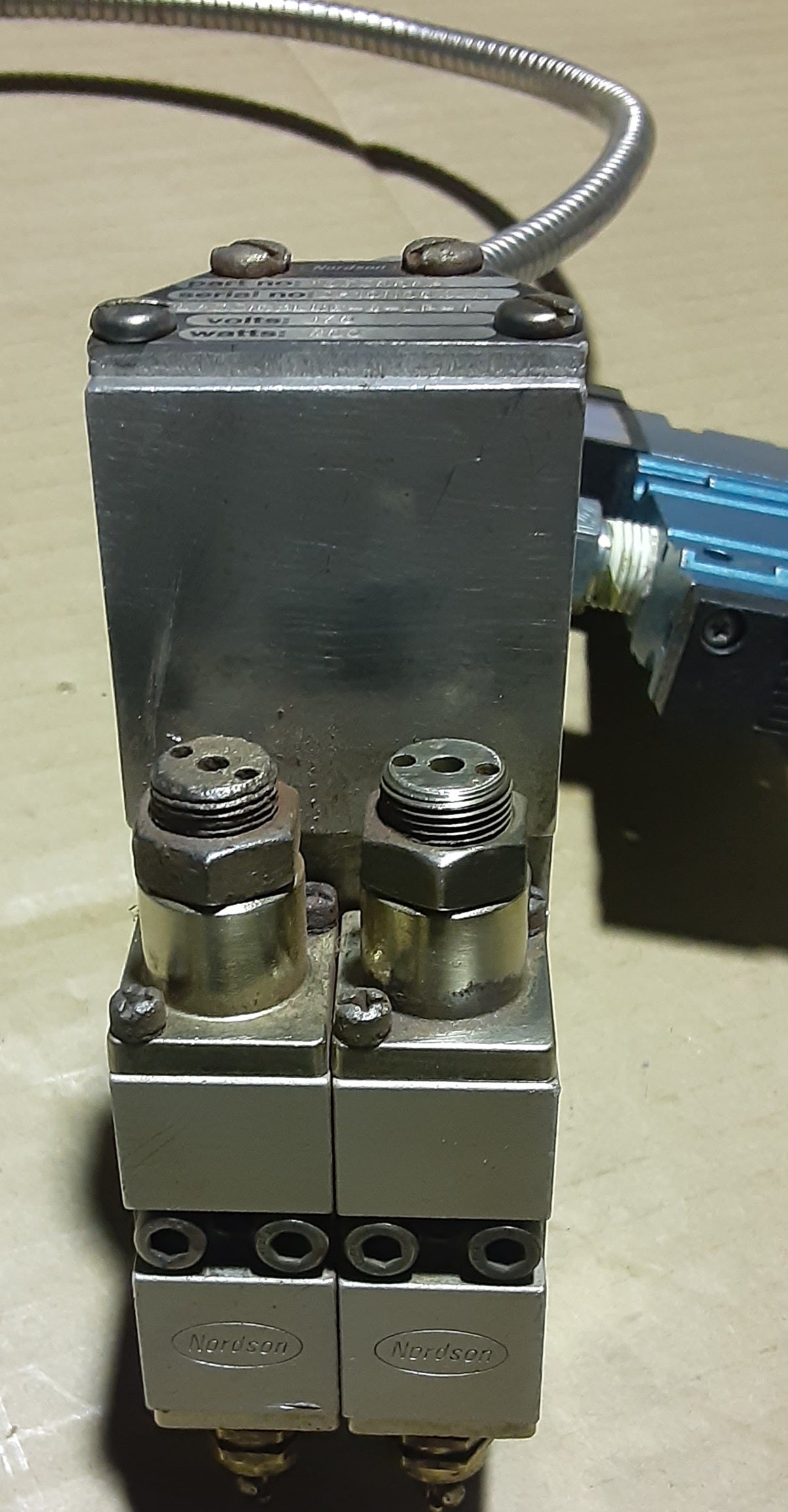 ノードソン製 ホットメルト用 アプリケータ クラシックブルー 2-LP-T パーツナンバー1055000A 24VDCプラグ付き nordson1-2lpt1055000-1266