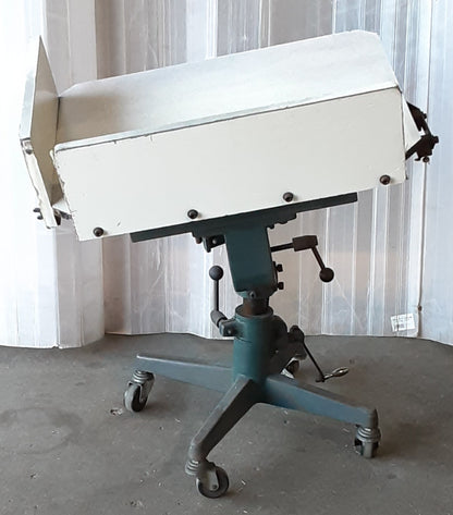 ジョガー(紙揃え機 突き揃え機) テーブル寸法490×650mm キャスター付き メーカー不明