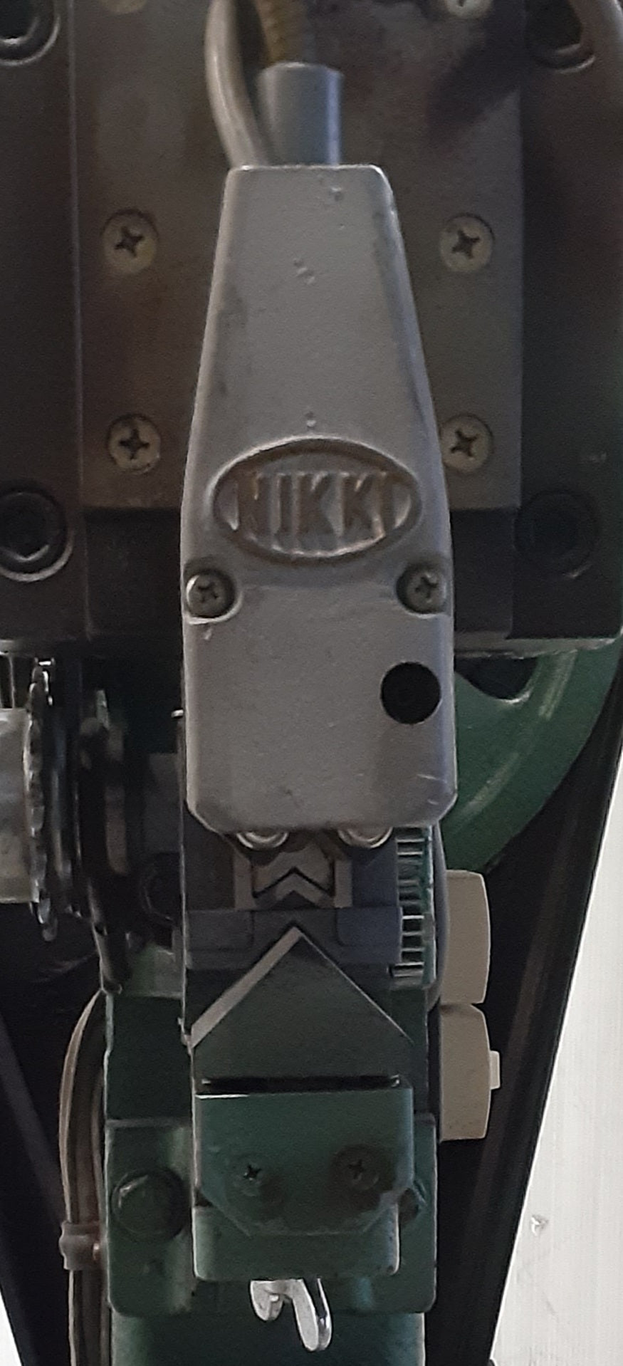 ニッキ工業(NIKKI)製 電動式 箱隅テープ留め機 (箱の角にテープを貼る機械)
