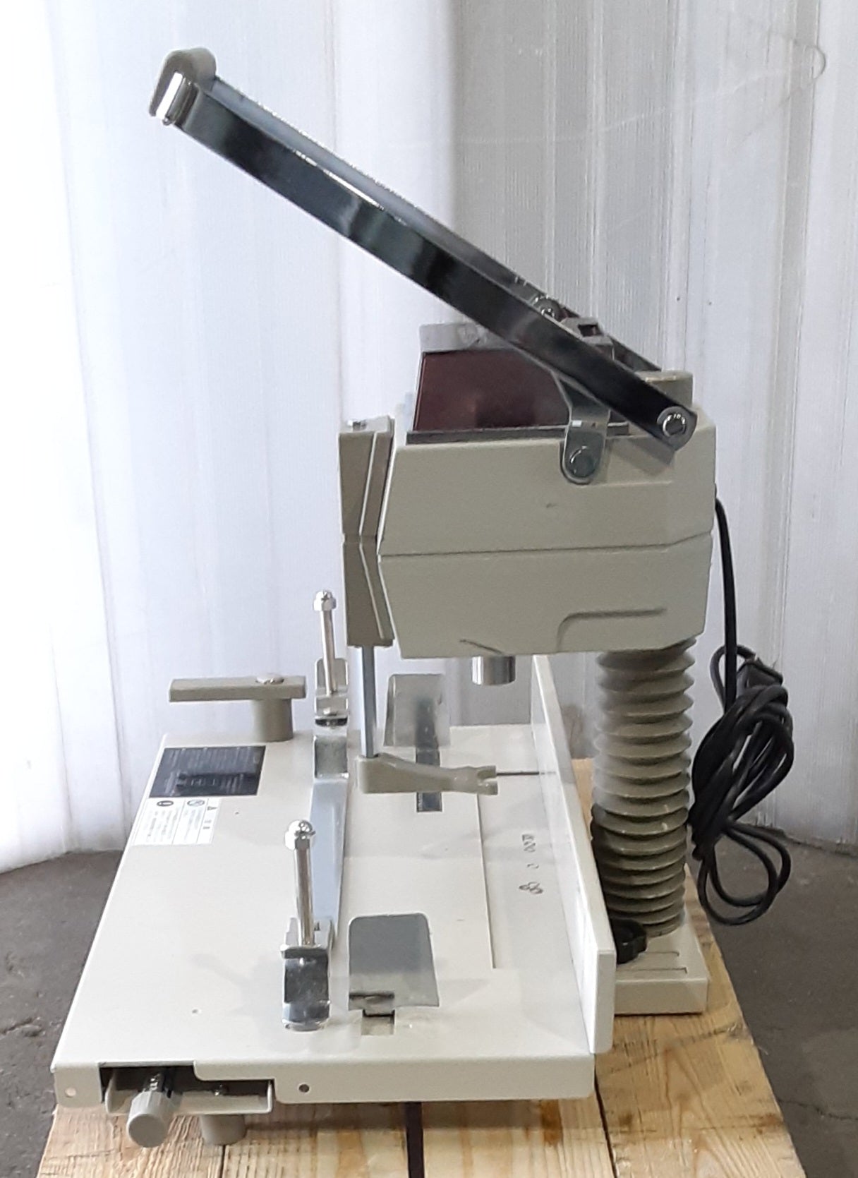 内田洋行 VS-25本体 電動パンチ(穿孔機) 穿孔能力最大50mmまで uchidatechno1-vs25-3001