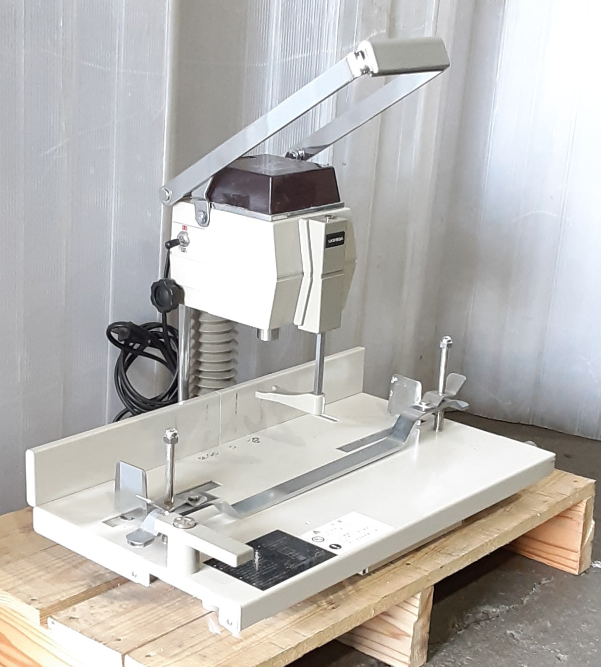 内田洋行 VS-25本体 電動パンチ(穿孔機) 穿孔能力最大50mmまで uchidatechno1-vs25-3001