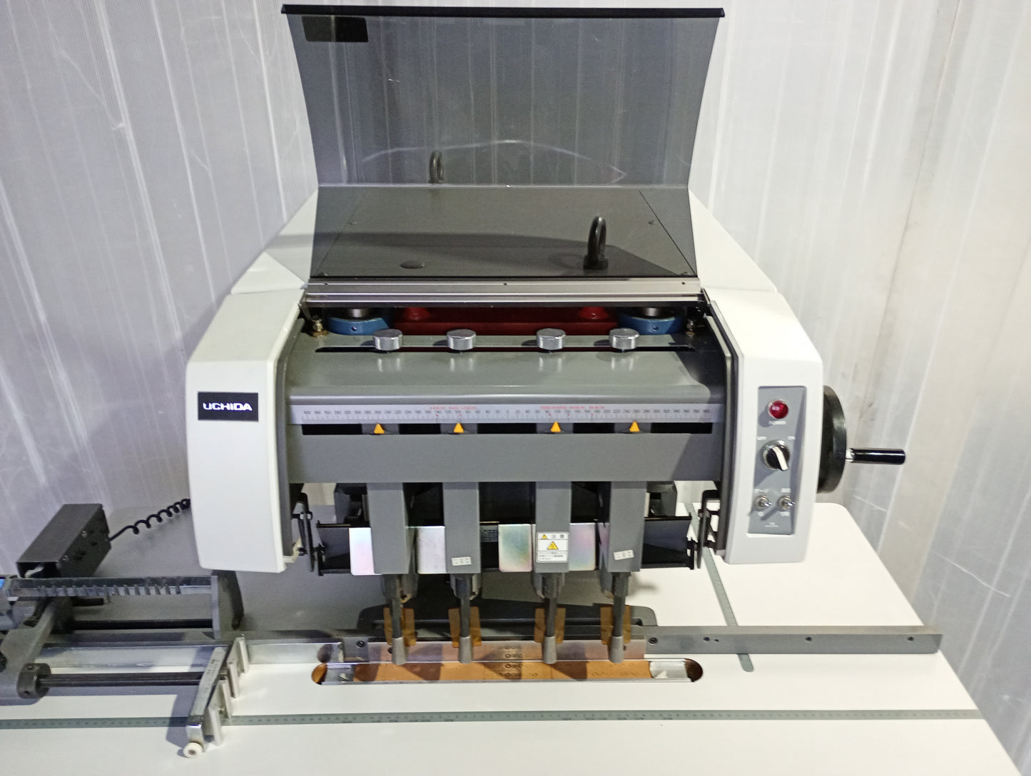 ウチダ LA-4 ペーパードリル・4穴穿孔機 uchidatechno1-la44-9001