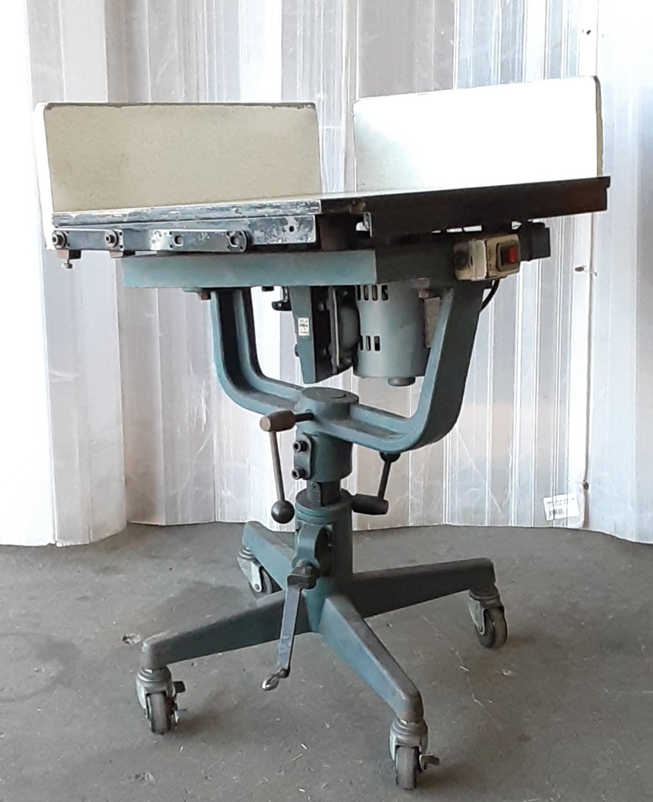 ジョガー(紙揃え機 突き揃え機) テーブル寸法490×650mm キャスター付き メーカー不明