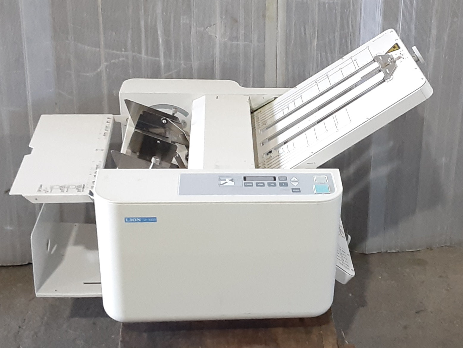 中古 ライオン事務器(LION)製 LF-S620 卓上紙折り機 A3対応