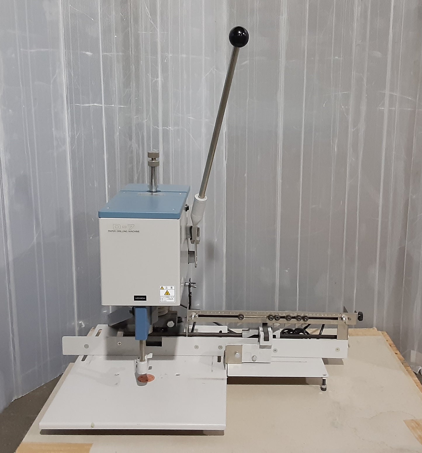 ウチダ　D-7　卓上型電動ドリル・紙工用穿孔機　uchidatechno1-d7-8001