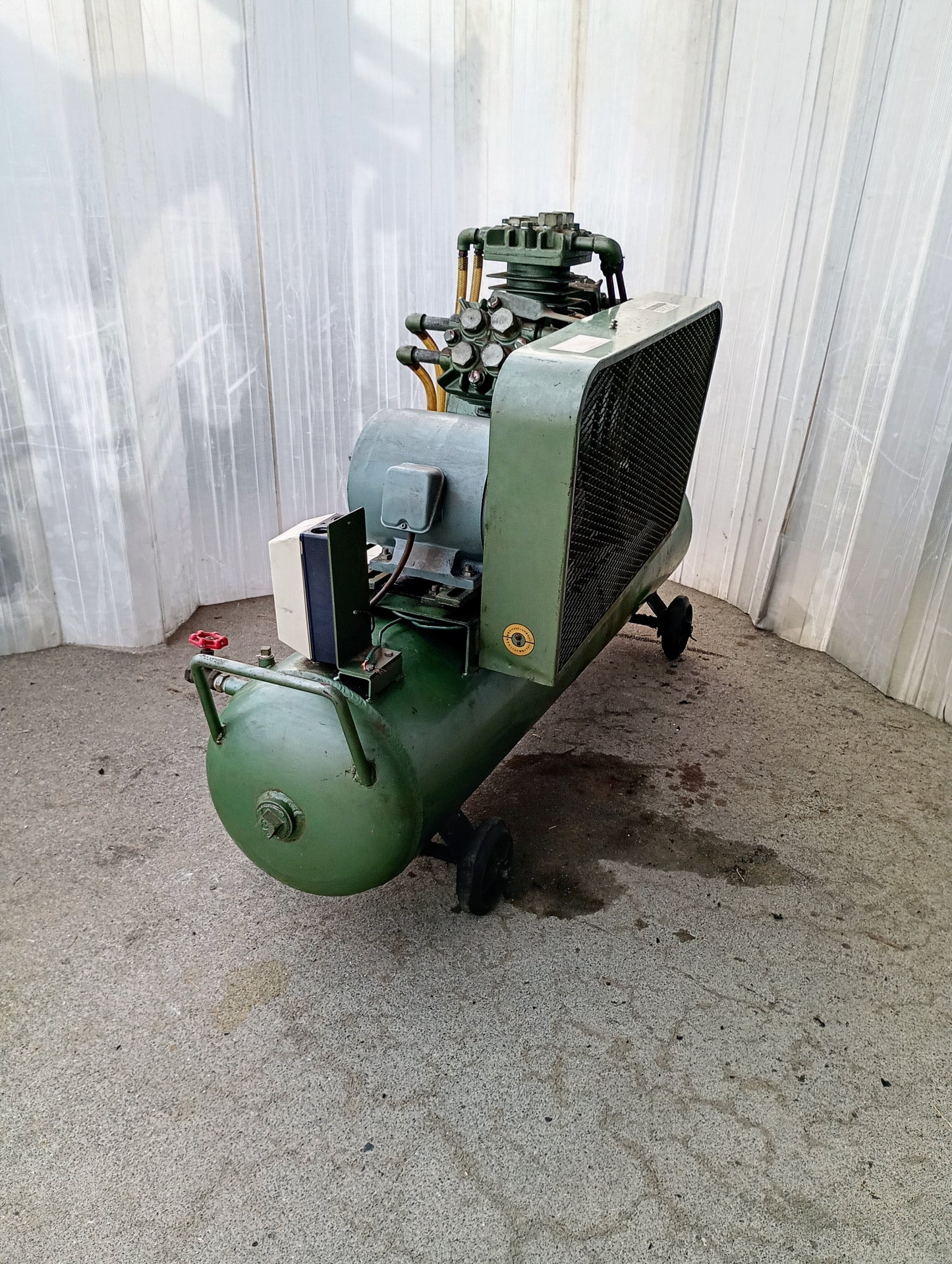 ダイワエアー　DC-D9D 3.7kw　コンプレッサー3気筒