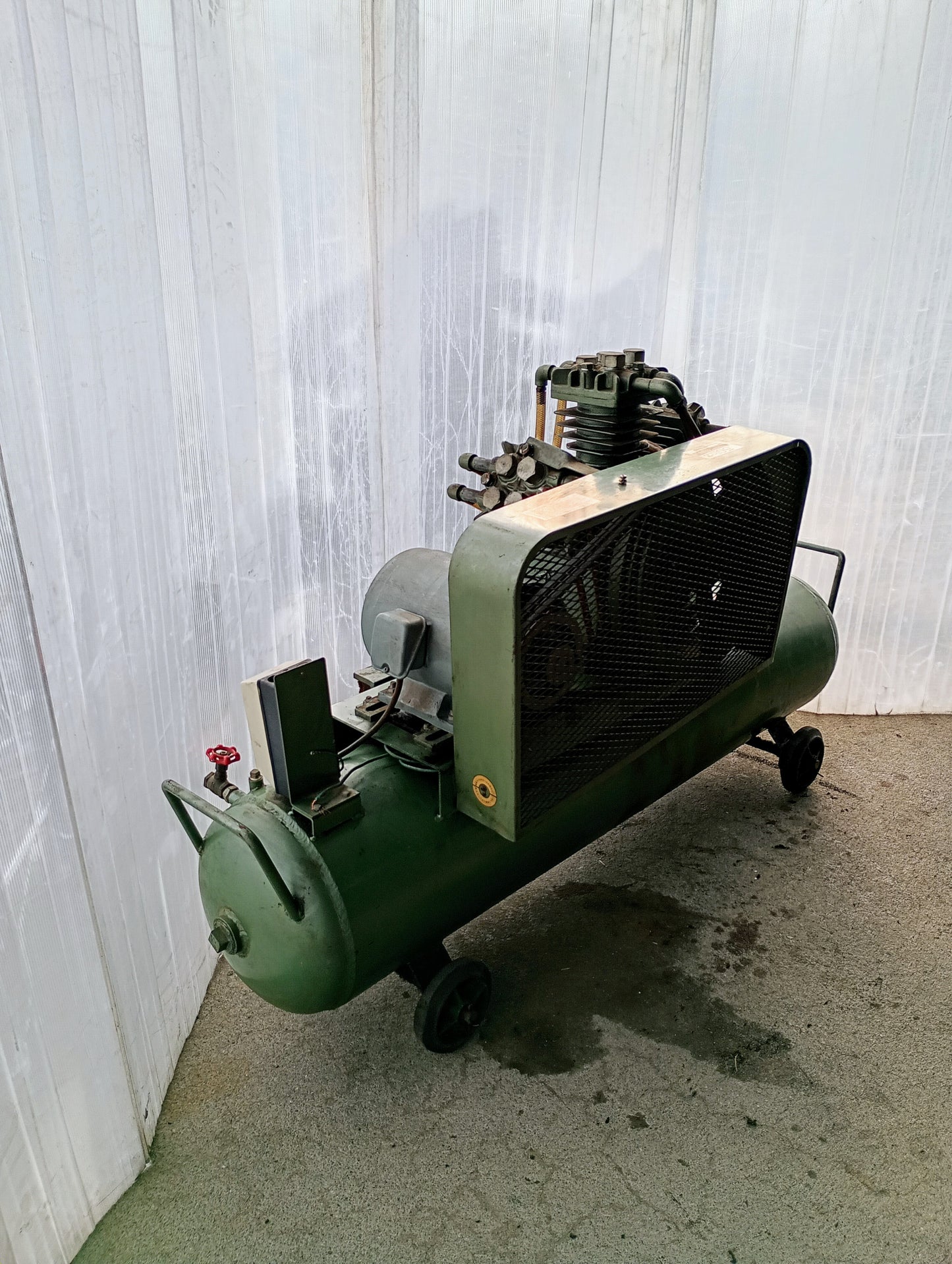 ダイワエアー　DC-D9D 3.7kw　コンプレッサー3気筒
