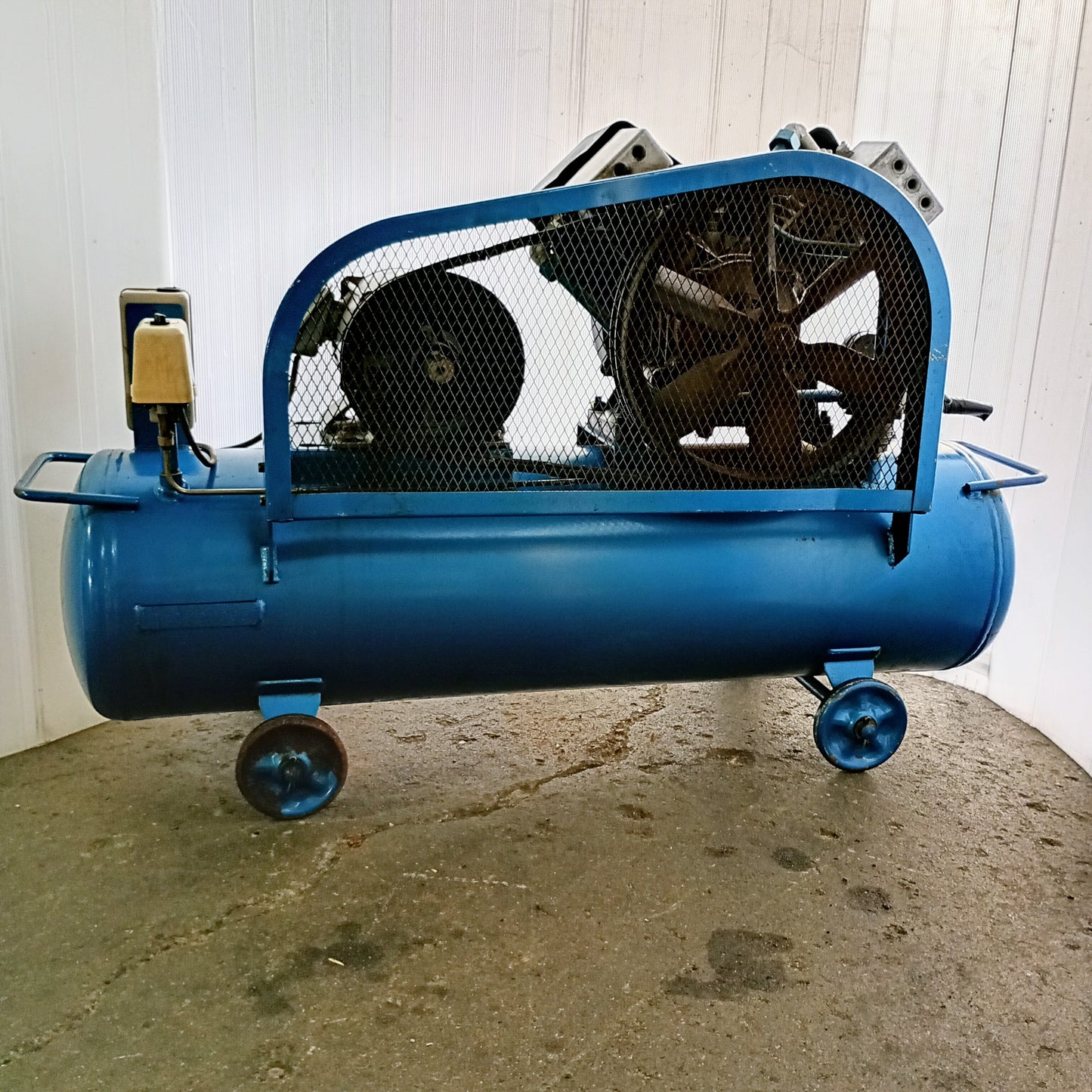 岩田塗装機工業(現アネスト岩田) SP-22PB レシプロコンプレッサー