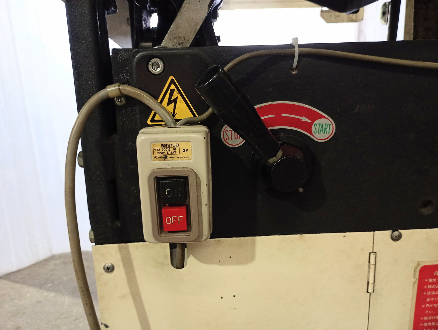 ストラパック ST60 足踏み式紐かけ結束機 strapack1-st60-0001