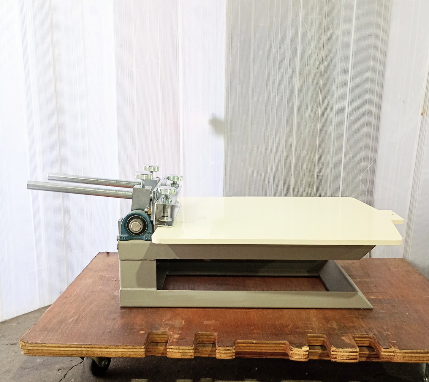 卓上・手動・単色シルクスクリーン印刷機 1stationscreenpress-9019