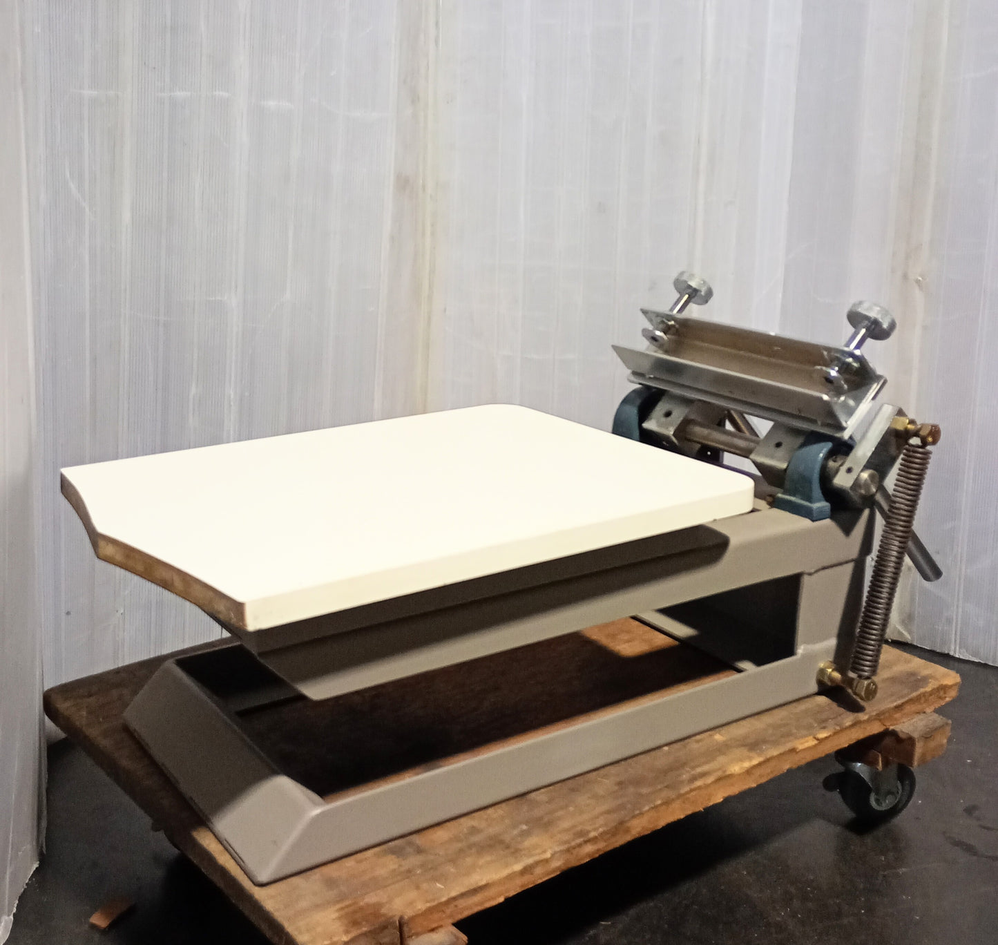 Desktop, manual, single-color silkscreen printing machine 1stationscreenpress-9013