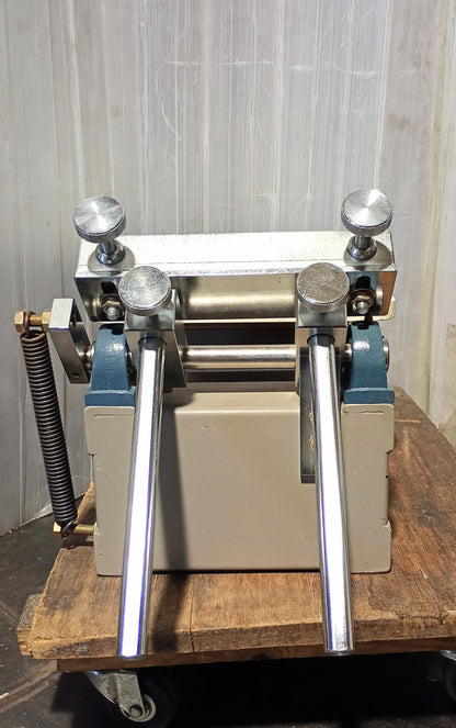 Desktop, manual, single-color silkscreen printing machine 1stationscreenpress-9013