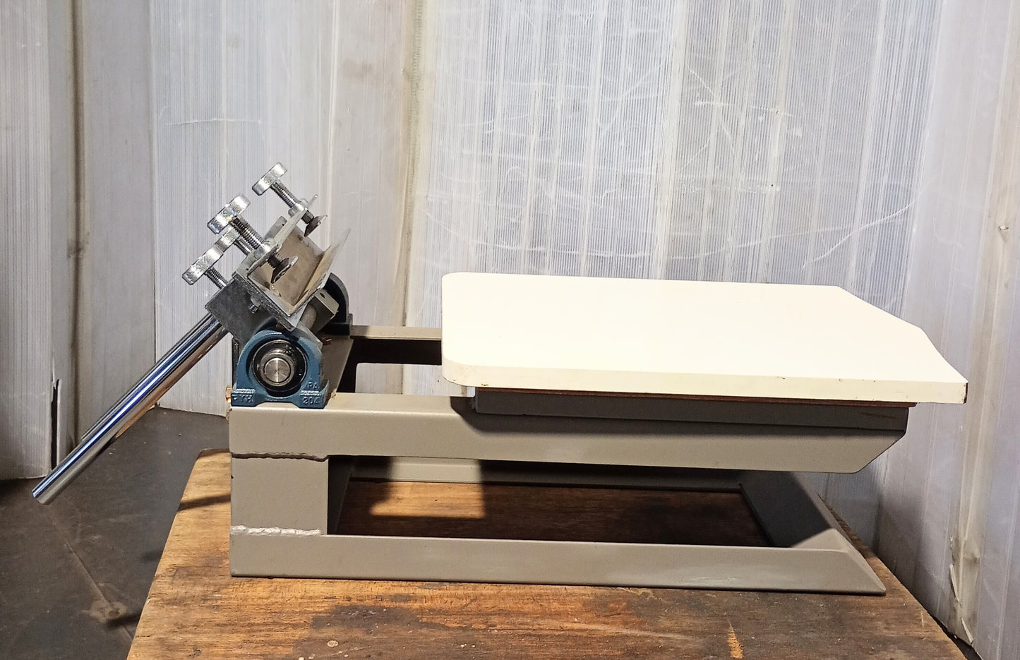 Desktop, manual, single-color silkscreen printing machine 1stationscreenpress-9013